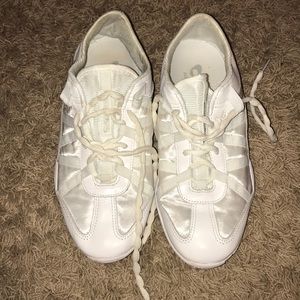 nfinity evolution cheer shoes with box